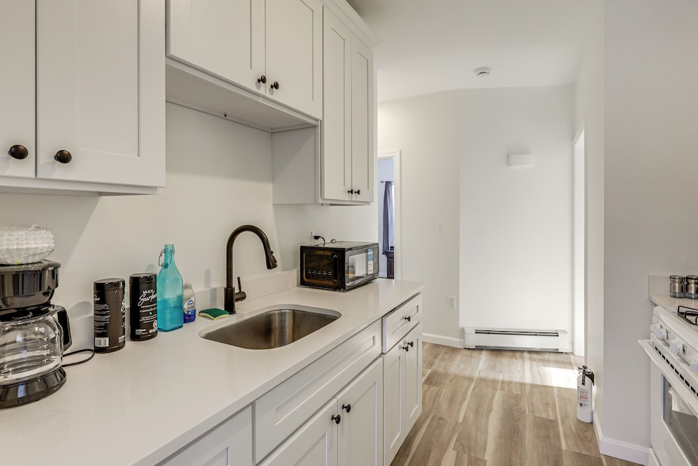 1 Mi to Main Street! Cozy Concord Apartment