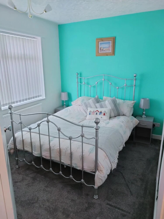 Charming 2-bed House in Fleetwood, England
