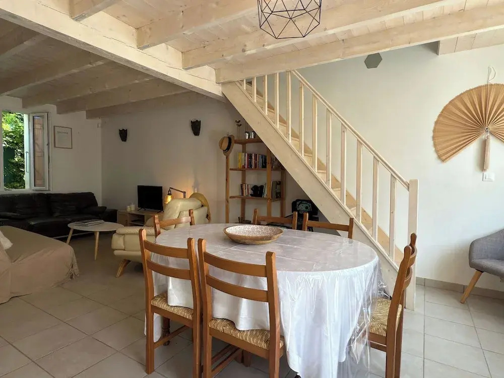 Coastal Comfort - Large Home Near Sea