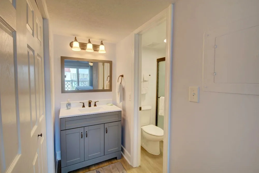461 El Matador 2 Bedroom Condo by RedAwning