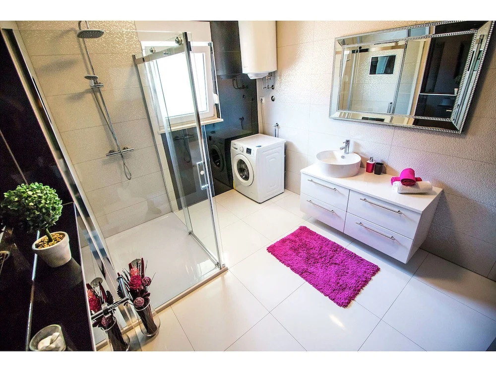Modern 3 Bedroom Apartment, With 2 Bathrooms, Kitchen, Living Room and Airco