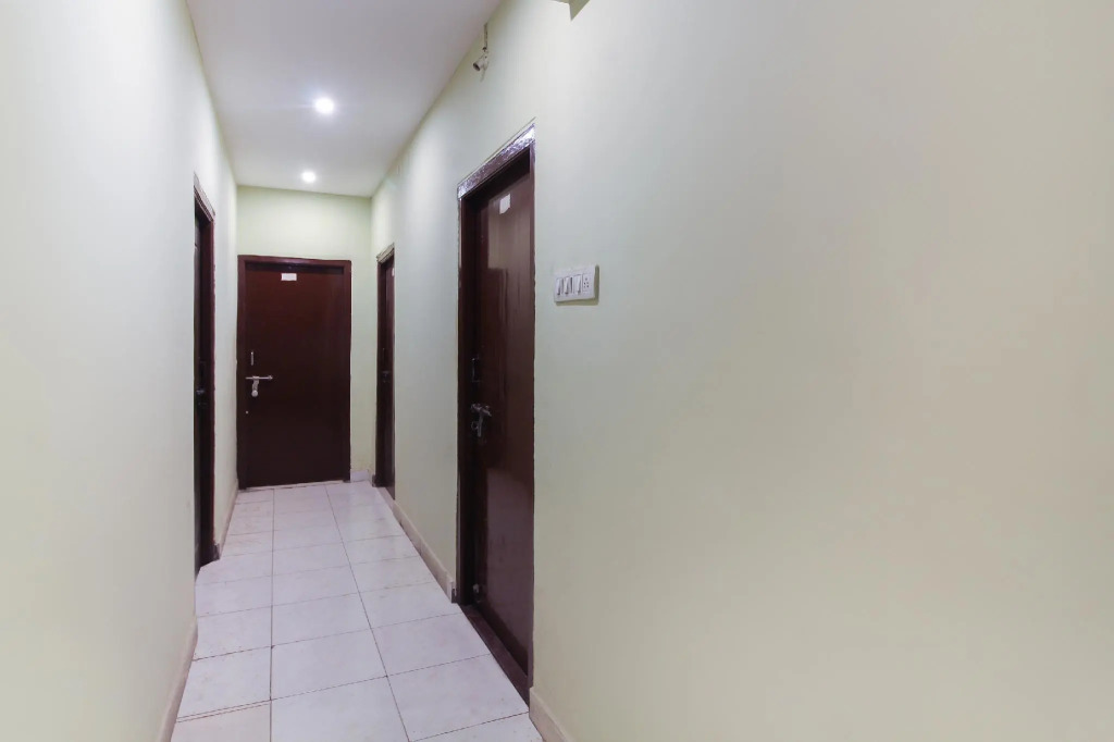 9 Star Guest House by OYO Rooms