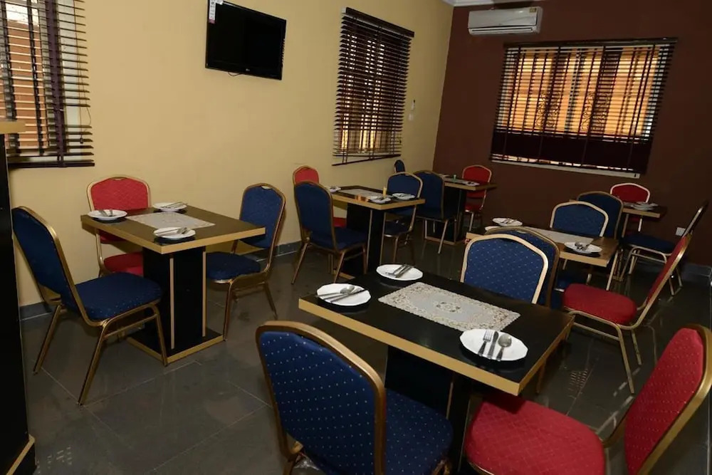 Momak 1 Hotel & Suites