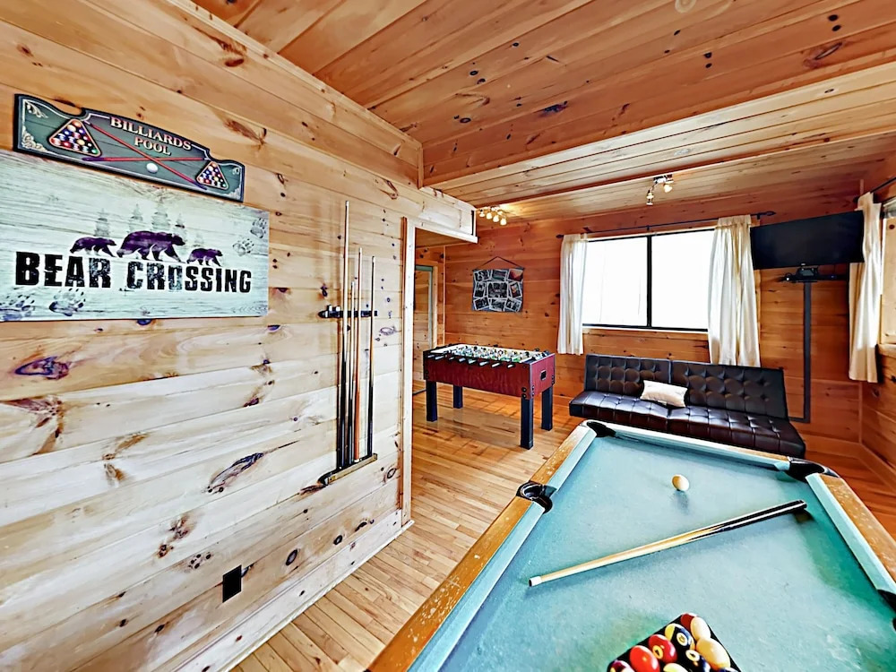 Chalet W/ Epic Mountain Views & Hot Tub 3 Bedroom Cabin