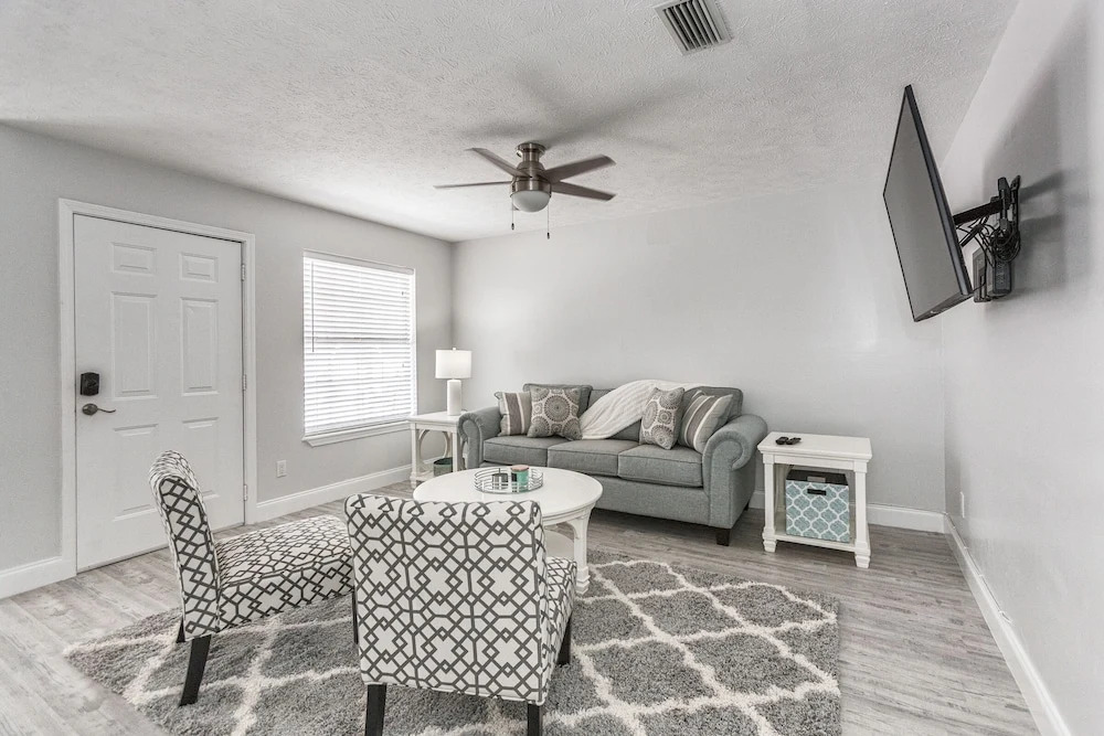 Wisteria Unit A - 2 Br Townhouse
