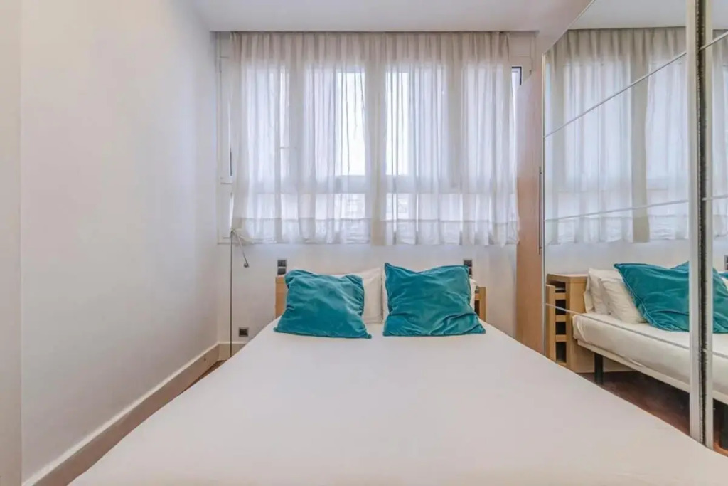 Modern and bright 3BD apartment by Gran Via - Plaza España