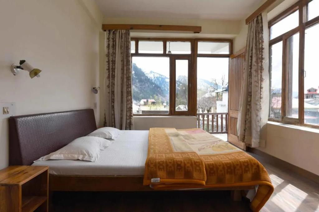 Tourist Hotel 10 minutes walking distance from the mall
