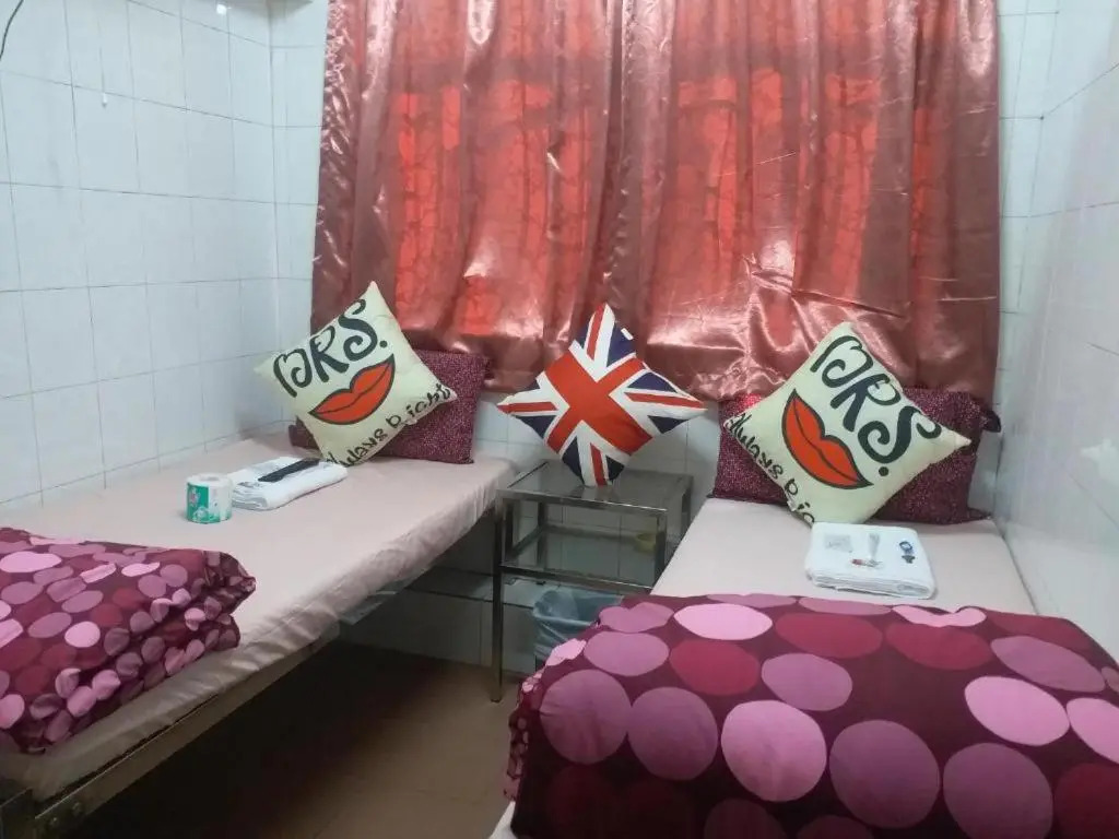 Pay-Less Guest House A2