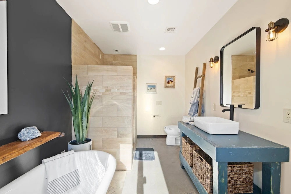 Dreamspace - Hot Tub, Fire Pit, 5 Min. To Park 2 Bedroom Home by RedAwning