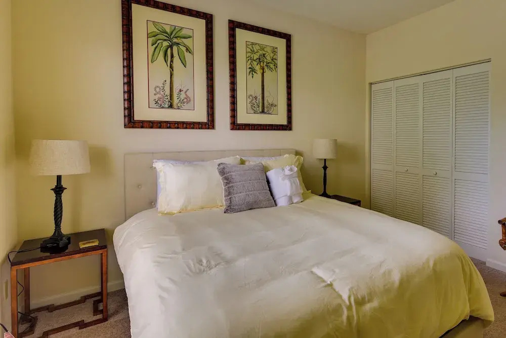 Mount Pleasant Condo w/ Pool & Bikes: Near Beach!