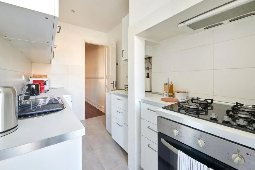 Quiet and Central 2BR APT, By TimeCooler