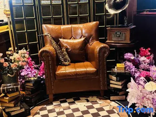 JAMES JOYCE Hotel (Qingyuan Shunying Times Square  Qingcheng Light Rail Station)