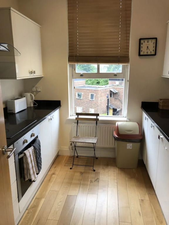 2 Bed Flat by Shoreditch Station Zone 1
