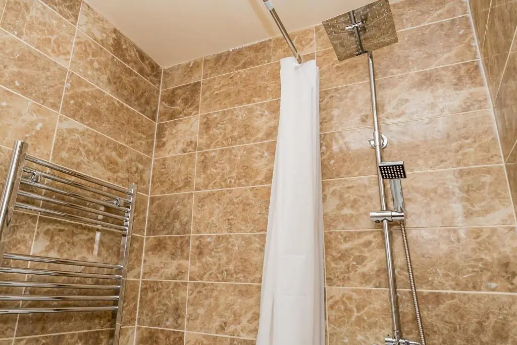 Shirley house 2, Self Catering Guest House, Self Check in, Smart locks, 10 min Walk to Southampton General, Aspire and Princess Anne Hospitals, Access to Fully Equipped Kitchen, Excellent Transport Links, Ideal for Longer Stays and Hospital Shifts