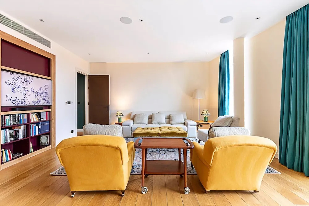 Luxury Penthouse Overlooking the Thames