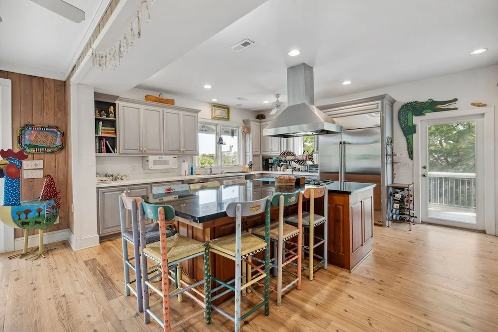 This Vibrant Family Home Features 8 Bedrooms, And 8 Bathrooms, Ocean And Creek Views Home by Peace Vacations