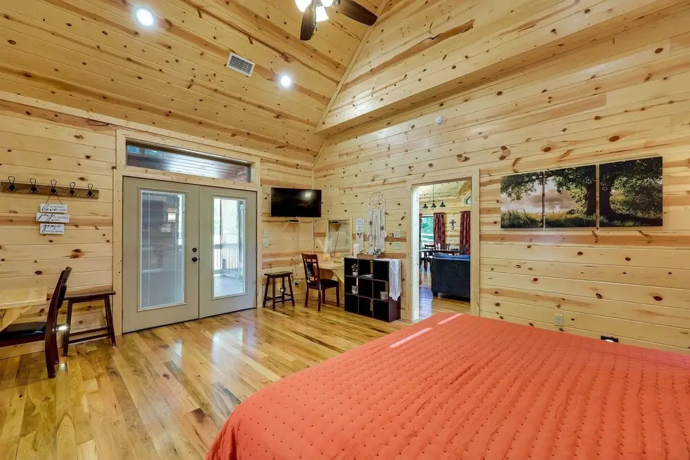 Broken Bow Cabin w/ Hot Tub & Outdoor Fireplace!
