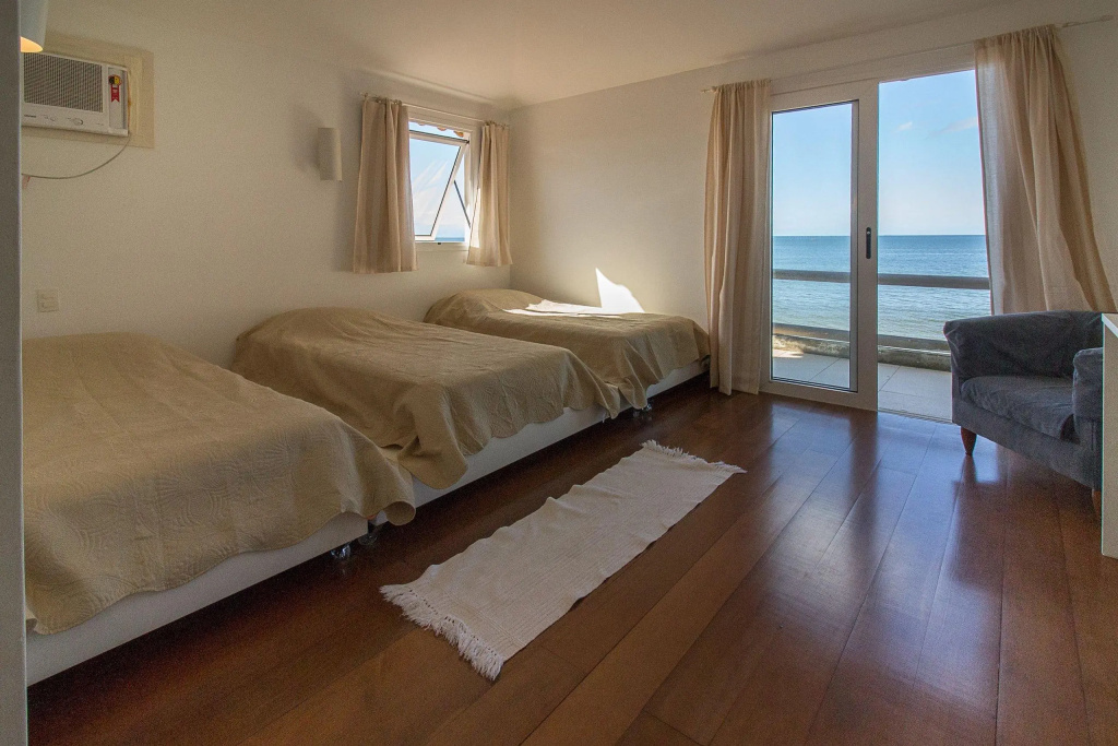 Casa Maravilhosa com Cinco Suítes, Pé na Areia da Praia de Manguinhos Por Luxury Rentals