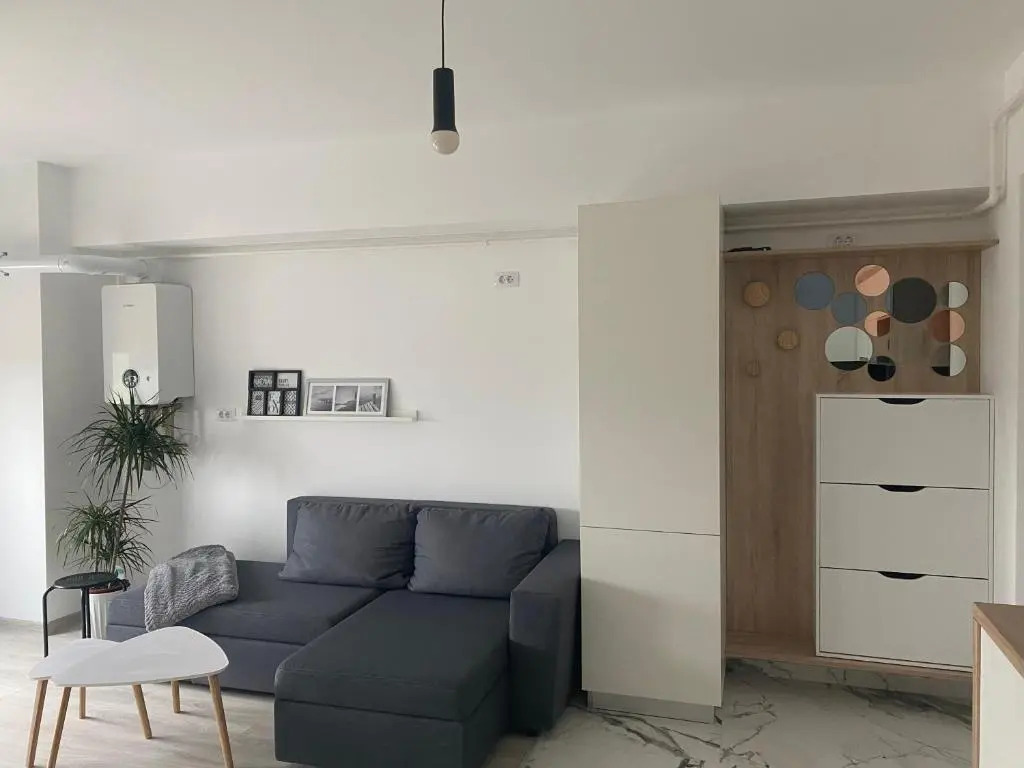 Maia Minimalist Studio
