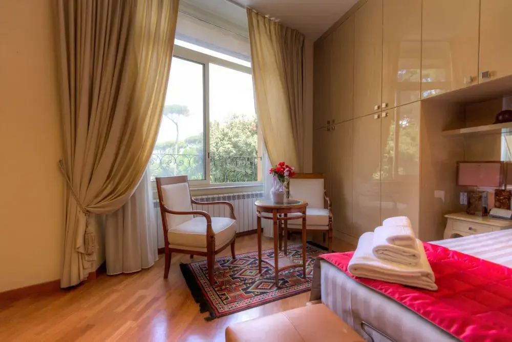 Spanish Steps Hills Apartment