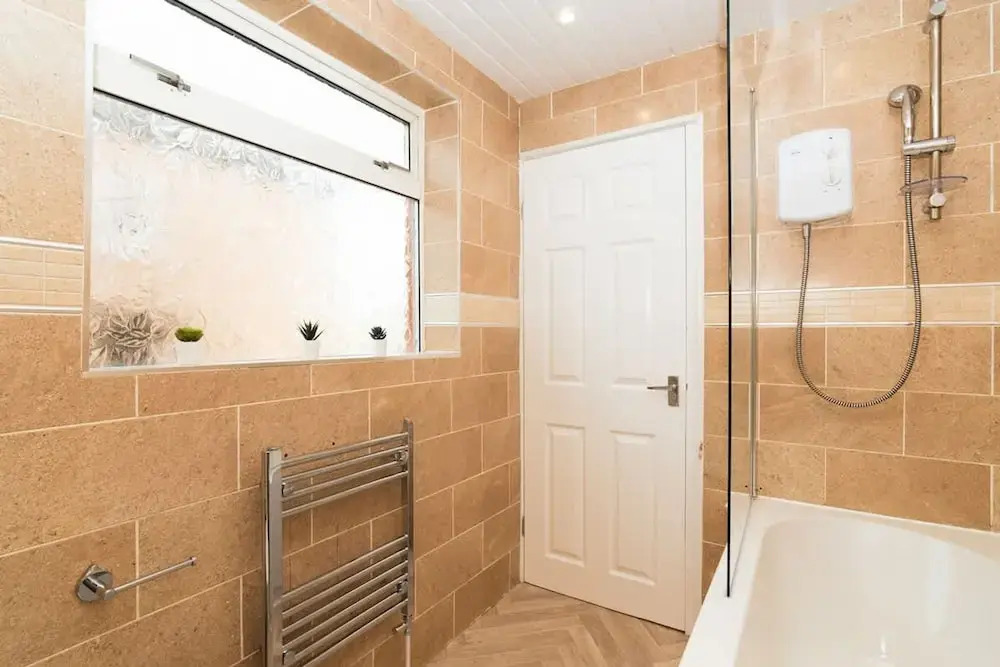 4 Bedrooms-2bath-free Parking