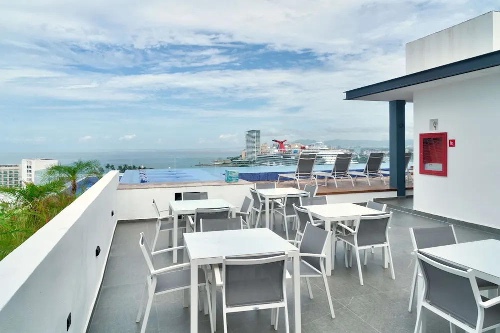 Spectacular Beach And Mountain View Condo - 5 Min From The Beach