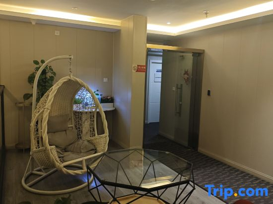 Longchen Holiday Hotel (Shanghai Weining Road Metro Station)