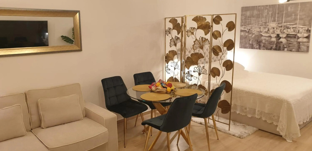 Golden Studio - private parking