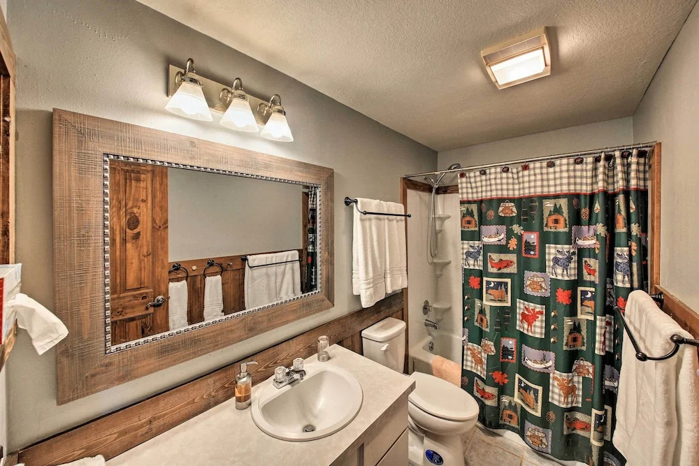 Quaint Priest Lake Cabin w/ Patio < 1 Mi to Lake!