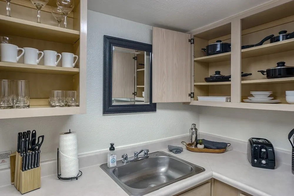 247-Fully Furnished 1BR Suite-Pet Friendly! by RedAwning