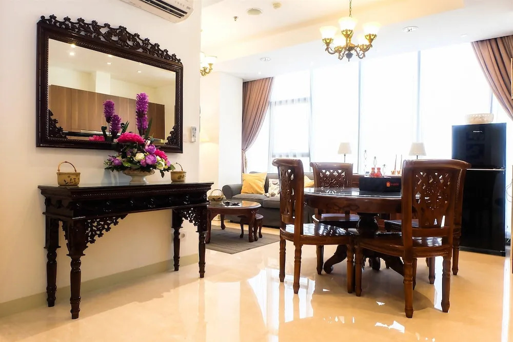 Comfy 2BR LAvenue Apartment By Travelio