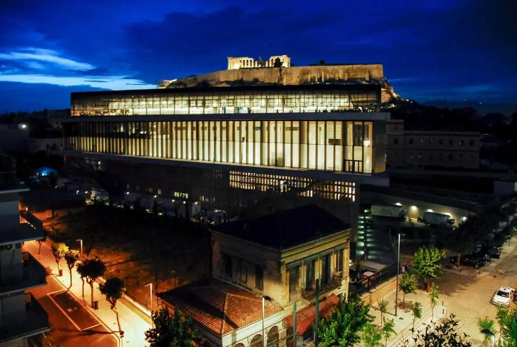 Acropolis area 5 minutes to the Museum and metro