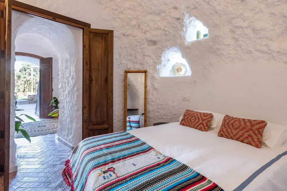 Traditional Cave House with swimming pool near to city center. Cueva del Cadí