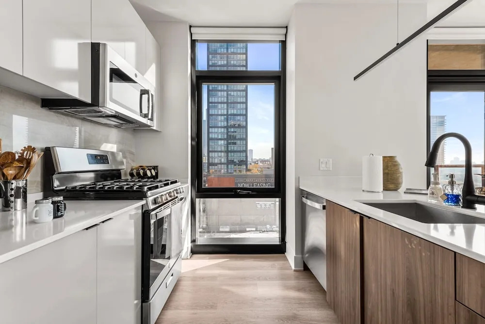 Prime Location 2BR Balcony Restful Night