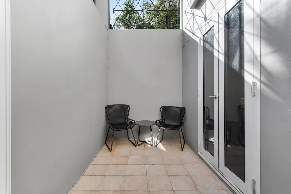 Chic 1-bed Apartment Steps From Shopping Street