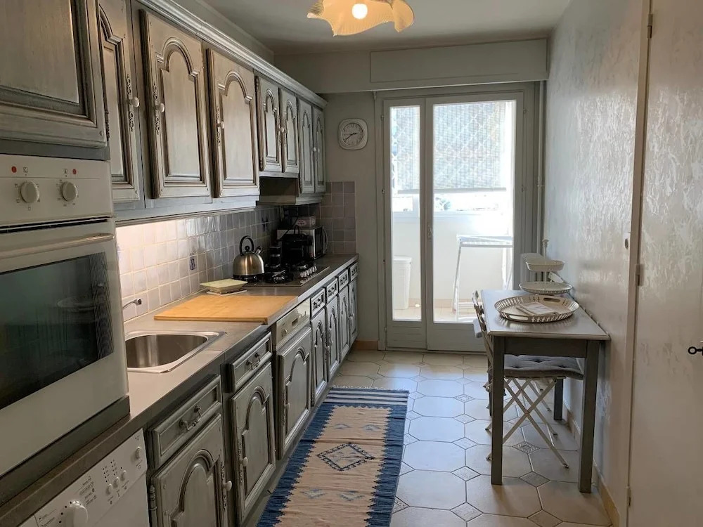 Sea View Flat, beach access by GuestReady
