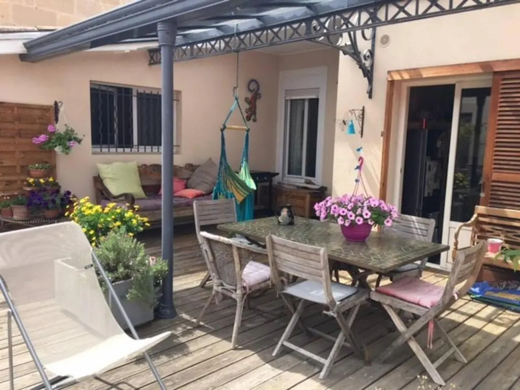 Chambre cosy et calme indépendante avec Salle de bains -Petit déjeuner-Terrasse- Proche du centre