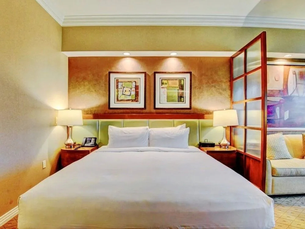 MGM Signature Deluxe Balcony Strip View Suite