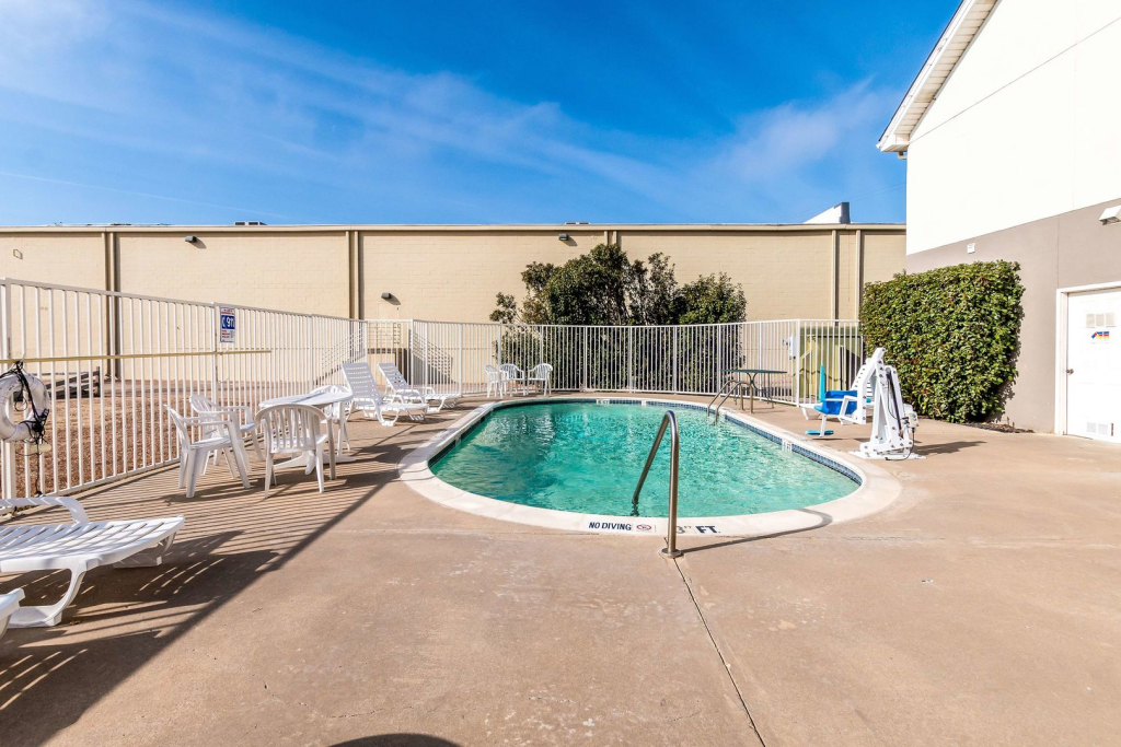 Motel 6-North Richland Hills, TX - Rufe Snow