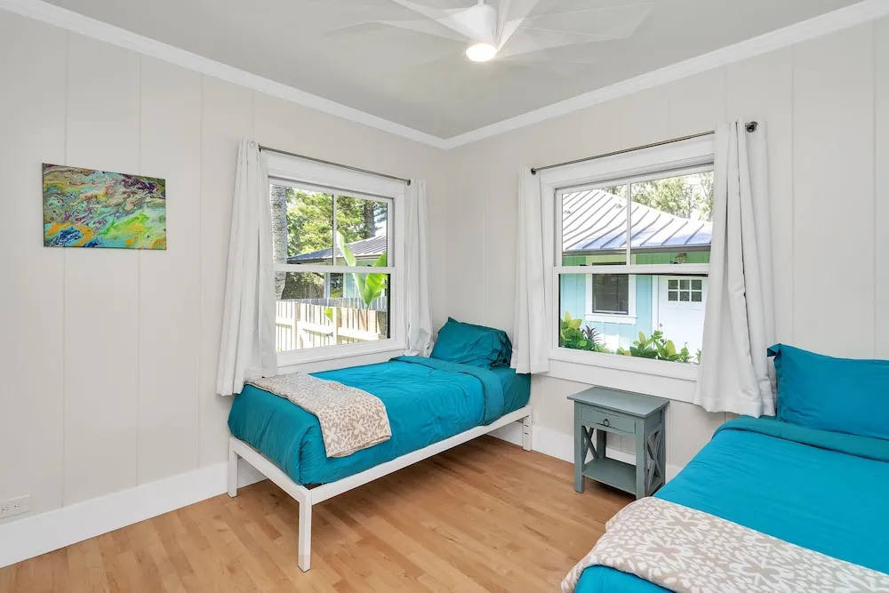 Gorgeous Renovated 1937 Plantation Style Beach House 50 Steps to the Center of the Beach home