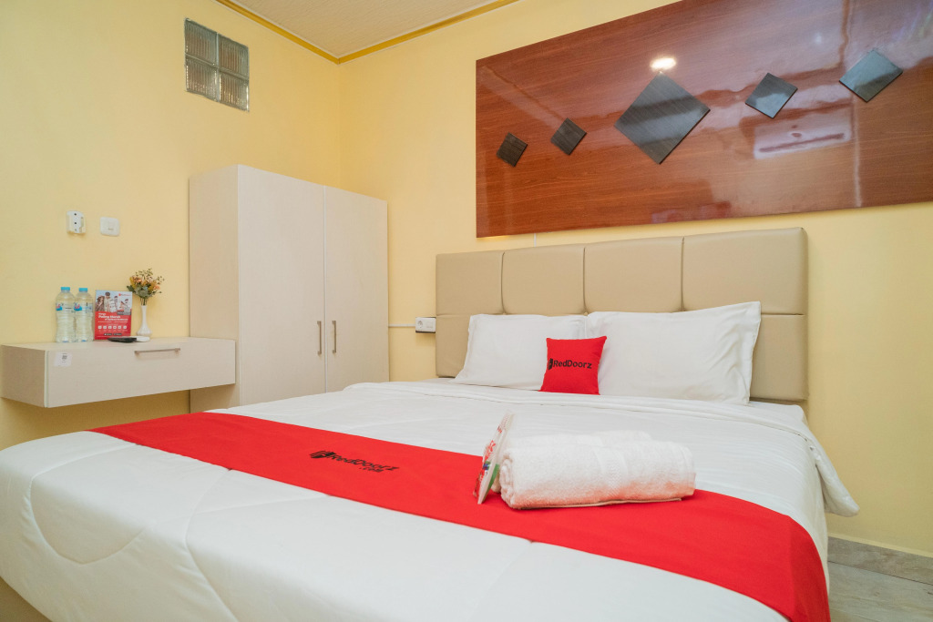 RedDoorz Plus Syariah near Pasar Turi