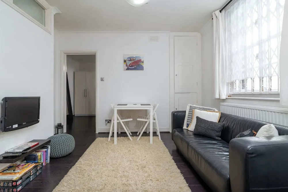 Fantastic 1BR Flat in East London for 2 Guests!