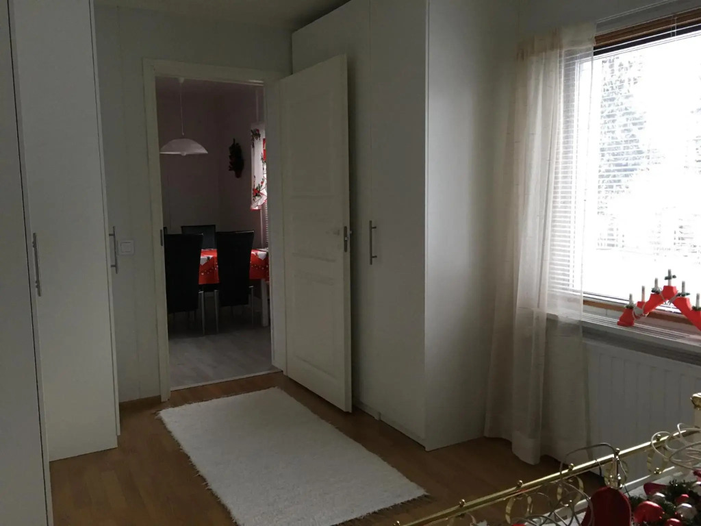 Tilava talo lähellä keskustaa