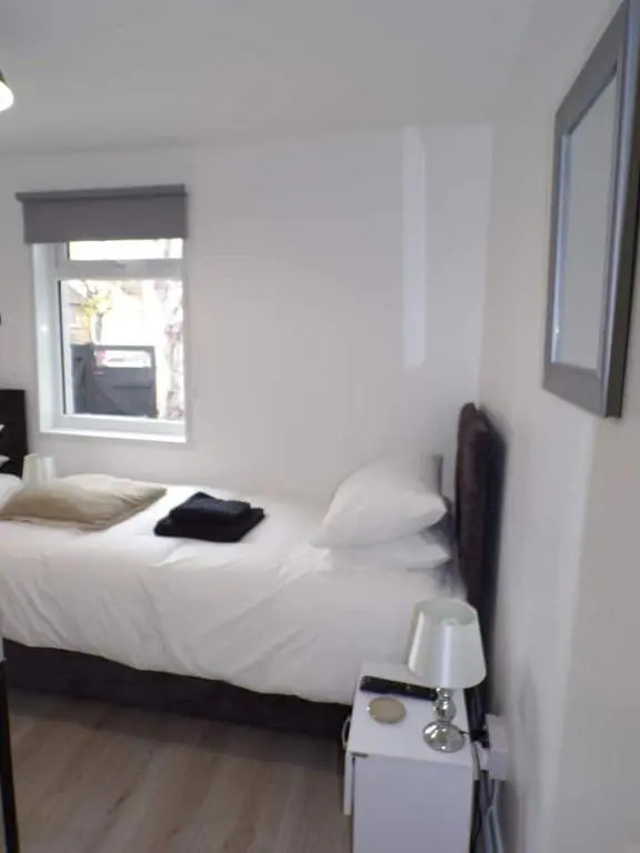 Inviting 3-Bed Apartment in Southend-On-Sea