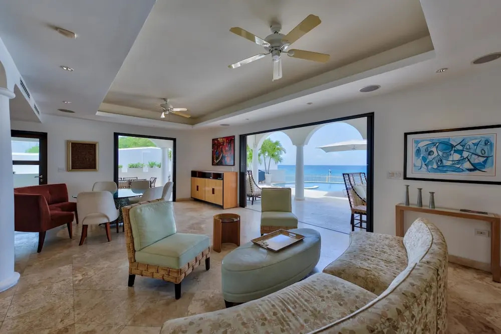 Direct Ocean Views and Beach Access, Swimming Pool, AC, Free Wifi, Near Shops & Restos