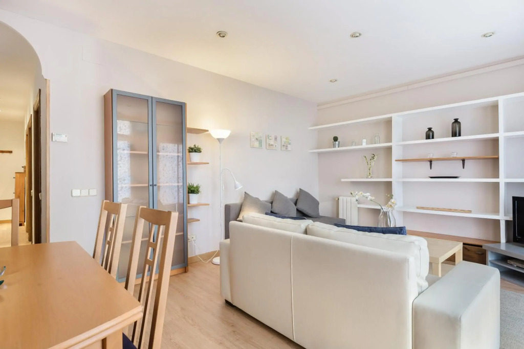 2-bedroom Bright and Classic Sagrada Familia Apartment
