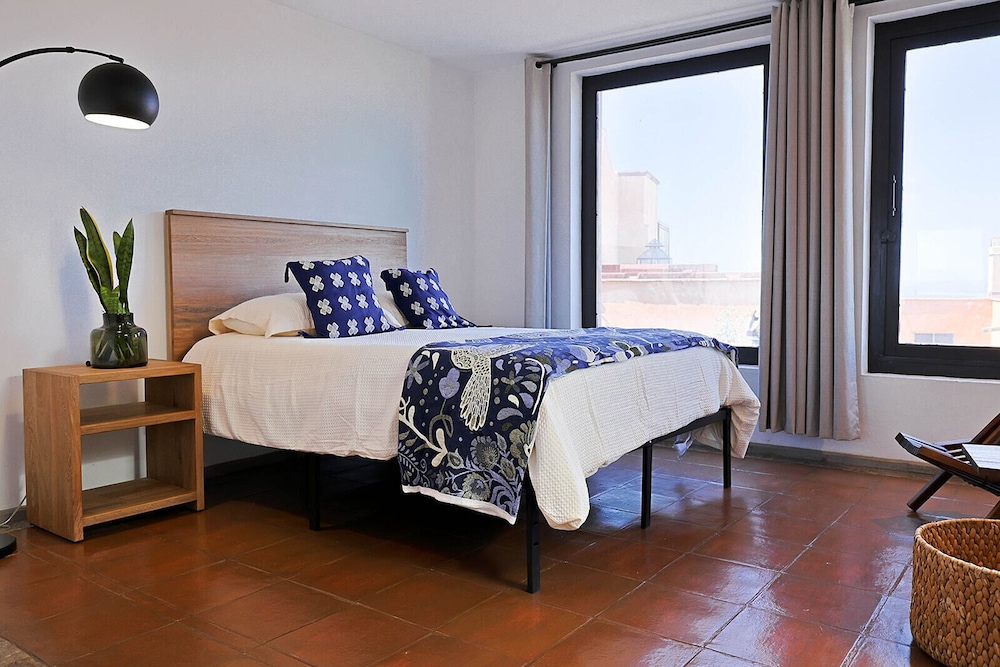 Angelic 2BR Nest - Pool & Hot Tub - Gated Village