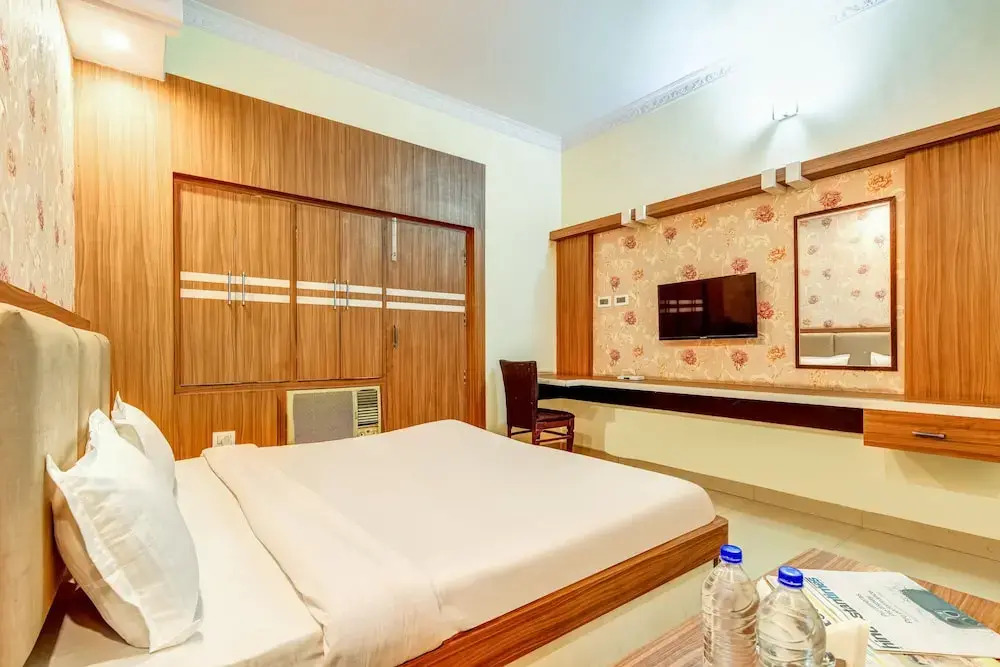 SPOT ON 61898 Hotel Riya Palace