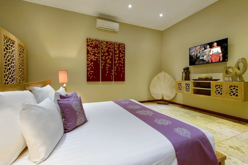 Super 4 Bed, Sleeps 8, Just 300m walk from Beach