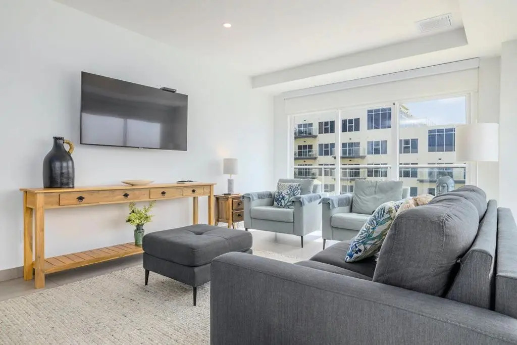 Magnificent 2 Bedroom corner condo with THE VIEW